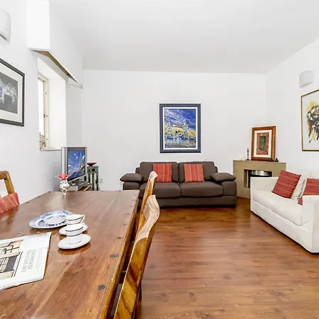Гостевой дом Beautiful Bedrooms In Shared Flat, Theoria Travel *