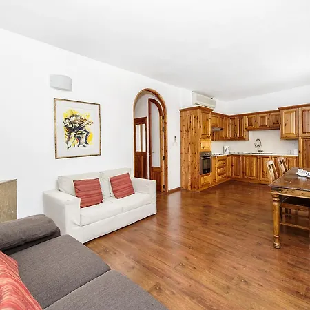 Гостевой дом Beautiful Bedrooms In Shared Flat, Theoria Travel