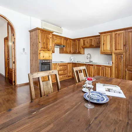 Beautiful Bedrooms In Shared Flat, Theoria Travel *