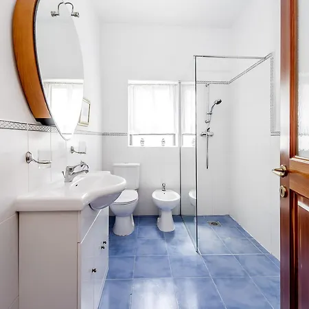 Beautiful Bedrooms In Shared Flat, Theoria Travel