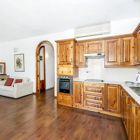 Beautiful Bedrooms In Shared Flat, Theoria Travel بيت ضيافة سليمة